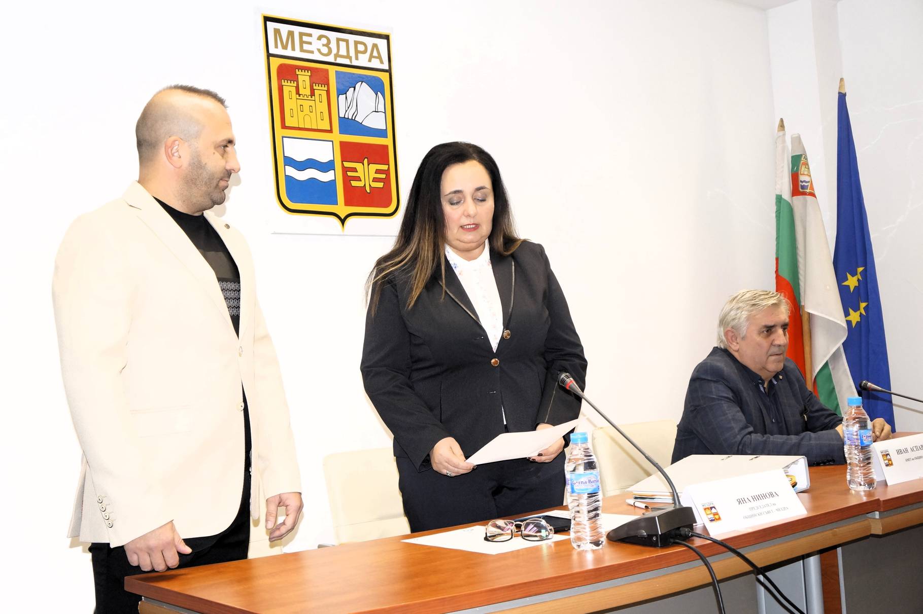 Председателят на ОбС - Мездра Яна Нинова дава клетвен лист на общинския съветник Мирослав Аспарухов